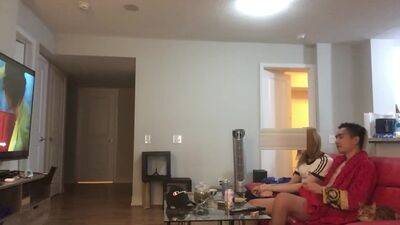 Invité a mi masajista rubia a casa para ver Netflix, y no te vas a creer lo que pasó… Parte 1
