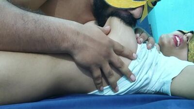 Una estudiante india de 18 años es seducida y follada con mucha fuerza por su profesor de hindi en una conversación clara en hindi