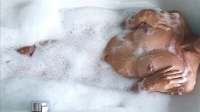 Un sugar daddy a emmené sa jeune et sexy petite amie en vacances exotiques et lui a fait du bien