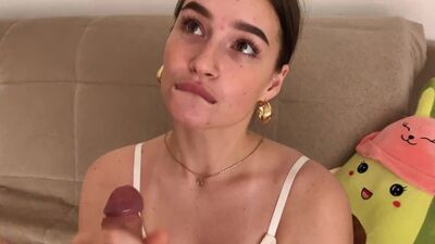Ma chérie me suce tendrement et éjacule sur ses seins - Olivia Moore