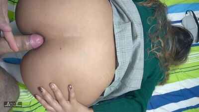 Uma estudante gira vive a sua primeira experiência dolorosa de sexo anal. Sexo amador a sério