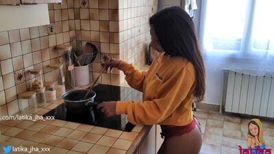 Latika Jha - LJ_015 - Adolescente asiática/indiana com mamas enormes a ser fodida na sua cozinha / Amador