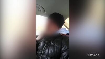 Interação entre os agentes da Polícia de Trânsito e o condutor de uma carrinha em estado de embriaguez