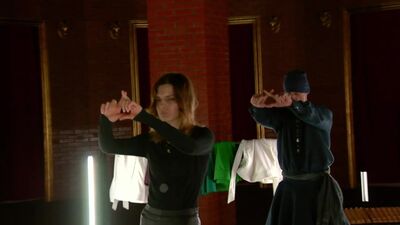 Escola de médiuns: Diana Goncharenko - Repetir a postura de Swami Dashi