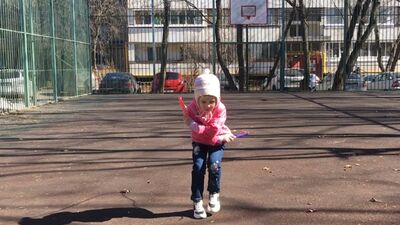 Una bambina di quattro anni salta la corda