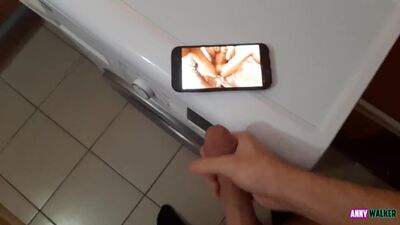 Elle a surpris son frère en train de se branler dans la salle de bain et lui a fait une pipe (Porno maison, éjaculation, privé, porno, sexe, xxx, milf, mature, pov, sexe)