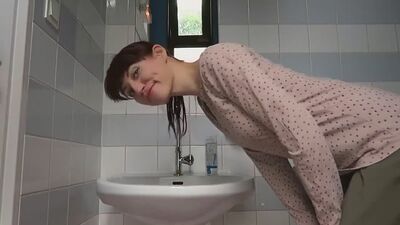 Une main s'enfonce dans l'anus comme une balle [Porno HD 1080, #Anal #Belles filles #Masturbation #Sous la douche #Fisting]