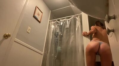 O meu irmão colocou uma câmara escondida na casa de banho