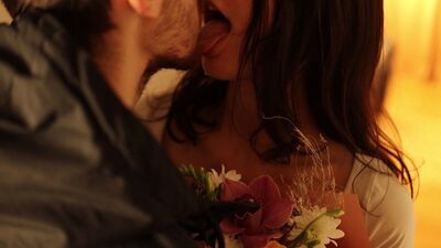 Um beijo com esperma para o marido traidor