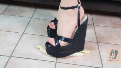 Branlette avec des chaussures, branlette avec les pieds, fellation avec un préservatif et écrasement de banane