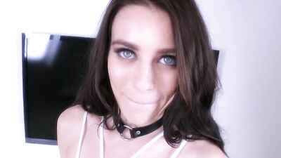 Sie gibt einen schlampigen Blowjob und wird in die Muschi gefickt