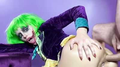 Adriana Cosplay, dans le rôle du « Bouffon », s'adonne à l'éjaculation féminine, à la sodomie et à une grosse éjaculation faciale