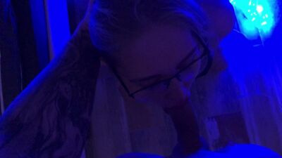 Obiąga kutasa, uprawia seks od tyłu i dostaje spermę do ust