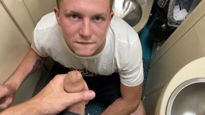 W pociągu zaprowadził mnie do toalety i zerżnął mnie w usta