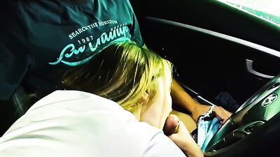 Alina gibt einen Blowjob in einer automatischen Waschanlage