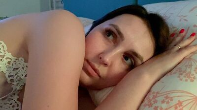 La matrigna e il figliastro condividono il letto in una camera d'albergo