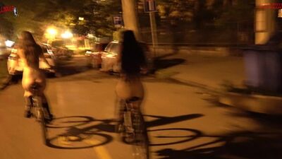 Їзда на велосипеді голим вулицями міста