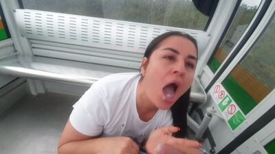 Ils m'ont surprise en train de baiser dans le téléphérique de Medellín, en Colombie. kathalina7777, exhibitionniste à vie