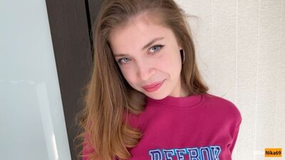 ¿Has visto mi goma para el pelo? - Sexo real en primera persona con una adolescente guapa en 4K