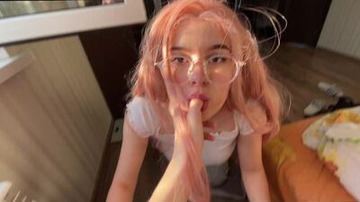 Uma adolescente gira a chupa um pénis - O melhor broche