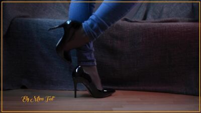 VIDEO COMPLETO: Ragazza formosa in jeans, calze e tacchi alti lucidi. Sborrami sui piedi. Feticismo dei piedi – Ely Mira