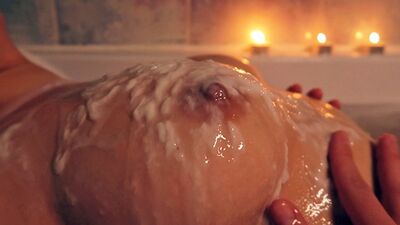 Duże cycki, drażnienie i spryskiwanie białym spermą