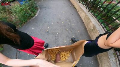 Masturbação pública com as duas mãos no saco das batatas fritas... Estou a masturbar-me! Uma forma totalmente nova de adorar o McDonald's!