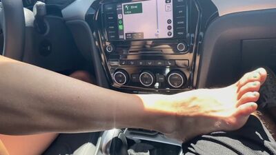 POV: MILF a provocar com os pés e a fazer uma masturbação manual enquanto conduz