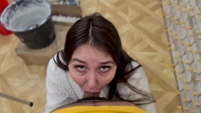 Caramba, eu nem faço sexo oral ao meu namorado, e aqui vim dar uma chupadela a um operário qualquer