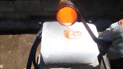 Investigador. ¿Qué pasaría si se vertiera metal fundido sobre el hielo?