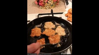 Bolinhos de frango (os ingredientes estão indicados na descrição do vídeo)