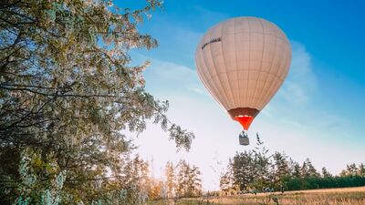 Vuelo en globo aerostático en el Instituto 19. Avance. Última campana de la promoción de 2018 en Lipetsk. Vídeo escolar, grabación de vídeo, videógrafo en Lipetsk