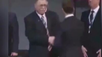 ŚMIESZNE SYTUACJE Z UDZIAŁEM PREZYDENTÓW (Putin, Obama, Hollande, Poroszenko, Janukowycz i inni) Wpadki i zabawne momenty [480p] (1)