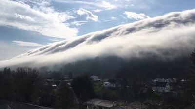 Nebelabstieg (katabatischer Wind) über den Appalachen in der Nähe der Stadt Bluefield (USA, Bundesstaat Virginia, 03.04.2018)