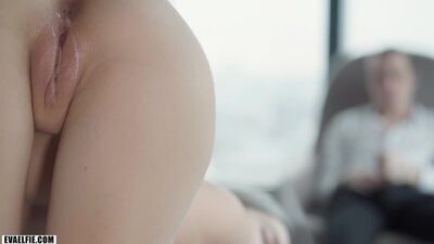 La belle Eva se fait baiser par son voisin sous le regard de son mari cocu Eva Elfie Eva Elfie Eva Elfie porno russe de qualité, éjaculation dans la chatte d'une blonde