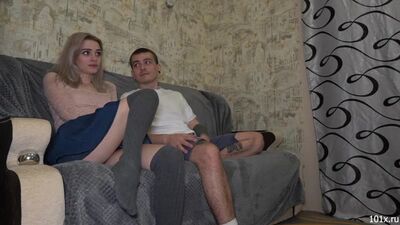 Der Ehemann hat die Freundin seiner Frau hinter ihrem Rücken gevögelt [russischer Porno, All Sex, Schwester, vögelt, russisch, Untreue]