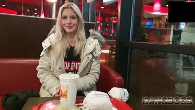 Se la chupó en el baño a cambio de una hamburguesa: adolescentes, mamada, amateur, incesto [Incesto, MILF, rubia, POV, porno nuevo de 2017, incesto, tetas grandes, anal, mamada]