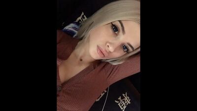 Freya Stein/Sobestshow : Freya Stein fait une fellation / Fellation par une blonde russe, baise dans la cage d'escalier. Porno amateur