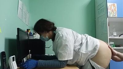 Қызулы медбике жас жігітті азғырып, онымен жыныстық қатынасқа түсуге шешім қабылдады (үйде түсірілген порно, секс, сатқындық, ауызбен секс, сору, ауруханада жыныстық қатынас) -
