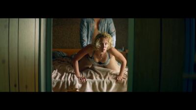 Bo Maerten, Maartje van de Wetering desnuda - Ron Goossens, «Low Budget Stuntman» (2017) Бо Маертен, Мартье ван де Ветеринг