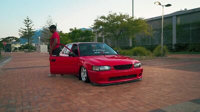 O Toyota Tazz com suspensão hidráulica de Jason Gedult | Capestance | Perfect Stance