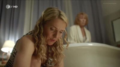 Tanja Wedhorn, Gaby Dohm - Marie pone orden (2016) 001 ¿Desnuda? ¡Sexy! Ver online / Tanja Wedhorn, Gaby Dohm - Marie, la criada