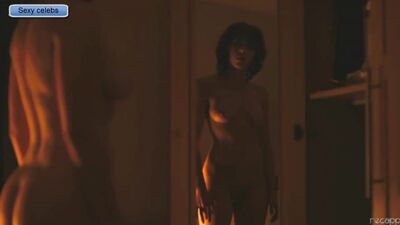 Гола Скарлетт Йоханссон розглядає себе у дзеркалі / Nude Scarlett Johansson views herself in the mirror