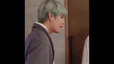 Taehyungs englische Aussprache ist so gut; er hat viel geübt und wird jedes Mal besser. Ich bin so stolz auf ihn