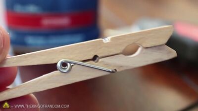 Mini-pistola de fósforos - A pistola de bolso com molas de roupa
