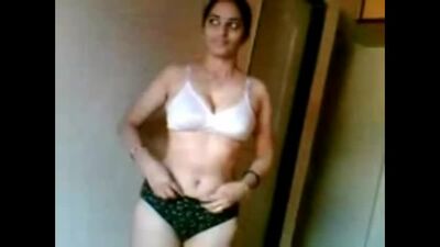 Une salope hindoue du sud de l'Inde, une « desi bhabhi », se déshabille (soutien-gorge et culotte) et se met nue devant le garçon du voisinage (pute aux gros seins, tétons bruns sexy, salope torride)