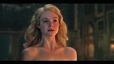 Elle Fanning nuda - The Great S01E01 (2020) Guarda online
