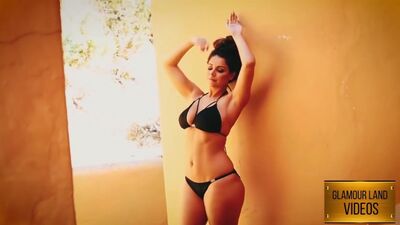 Une mannequin indienne sexy en bikini dévoile ses seins et ses tétons - Dernières nouvelles