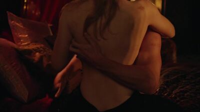 Эмили Бет Рикардстың жалаңаш секс-көрінісі, бірақ жабық – «Arrow» (2015) 3-маусым, 20-эпизод, HD720p