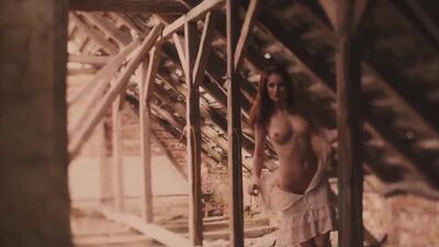Сұлу әрі ыстық модельдің жалаңаш фотосессиясы